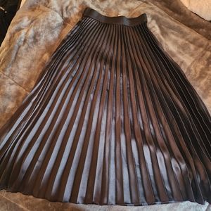 H&M pleated black skirt
